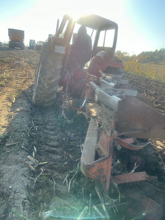 Vând Plug  reversibil   Adus recent  merge foarte bine