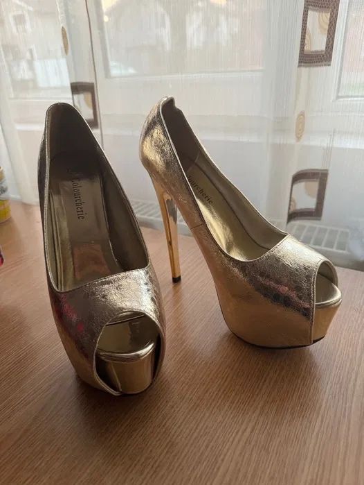 Pantofi aurii cu toc