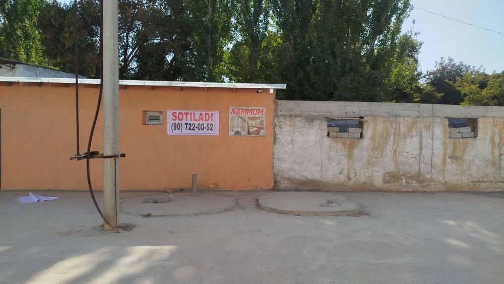 Hammom va qushimcha joyi bilan sotiladi