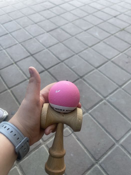Kendamă krom pop roz semnată de katiușa , sergiu și vlad toată echipa