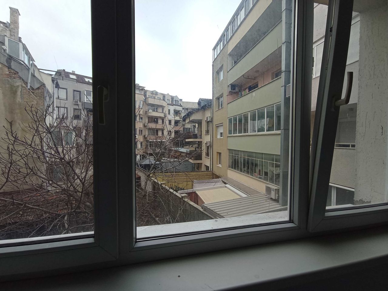 Дава се под наем Тристаен апартамент в Варна, ВИНС - 76 кв.м за 210000 € - Снимка #3