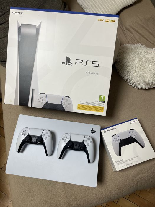 Play station 5 + 2 контролера и 2 игри (COD 3 and Lords of The Fallen)