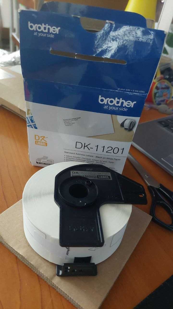 Оригинална лента с етикети Brother DK-11201 черен текст на бял фон