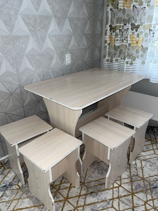 Кухонный стол 4 орындығымен