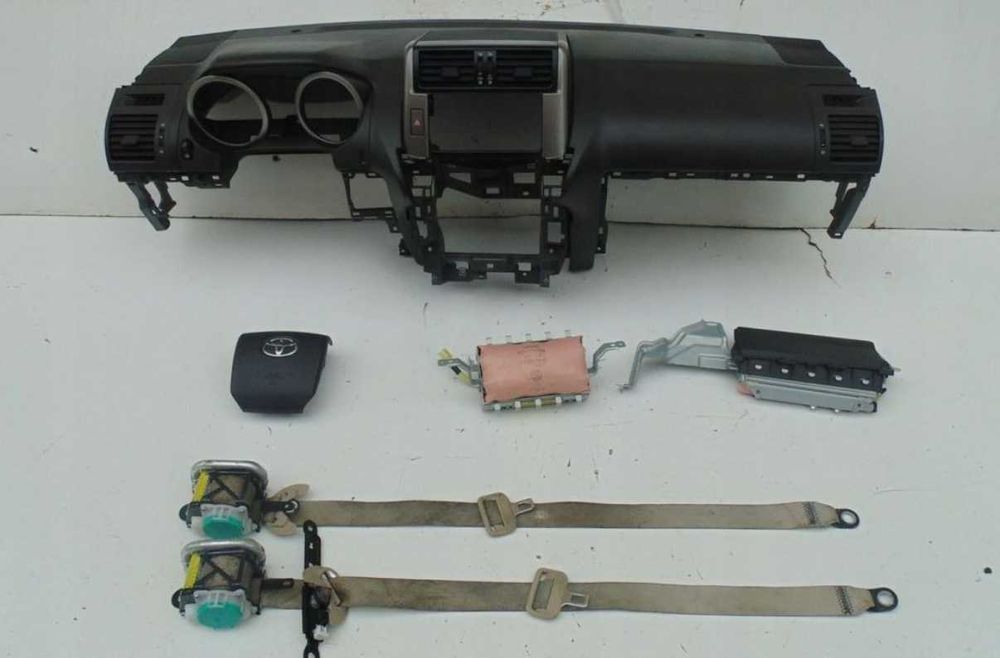 Арматурно табло колани аирбеги airbag Toyota Land Cruiser 200
