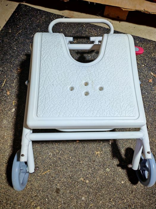 Scaun cu rotile pentru dus