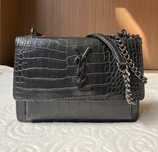 Geanta neagra de umar YSL .