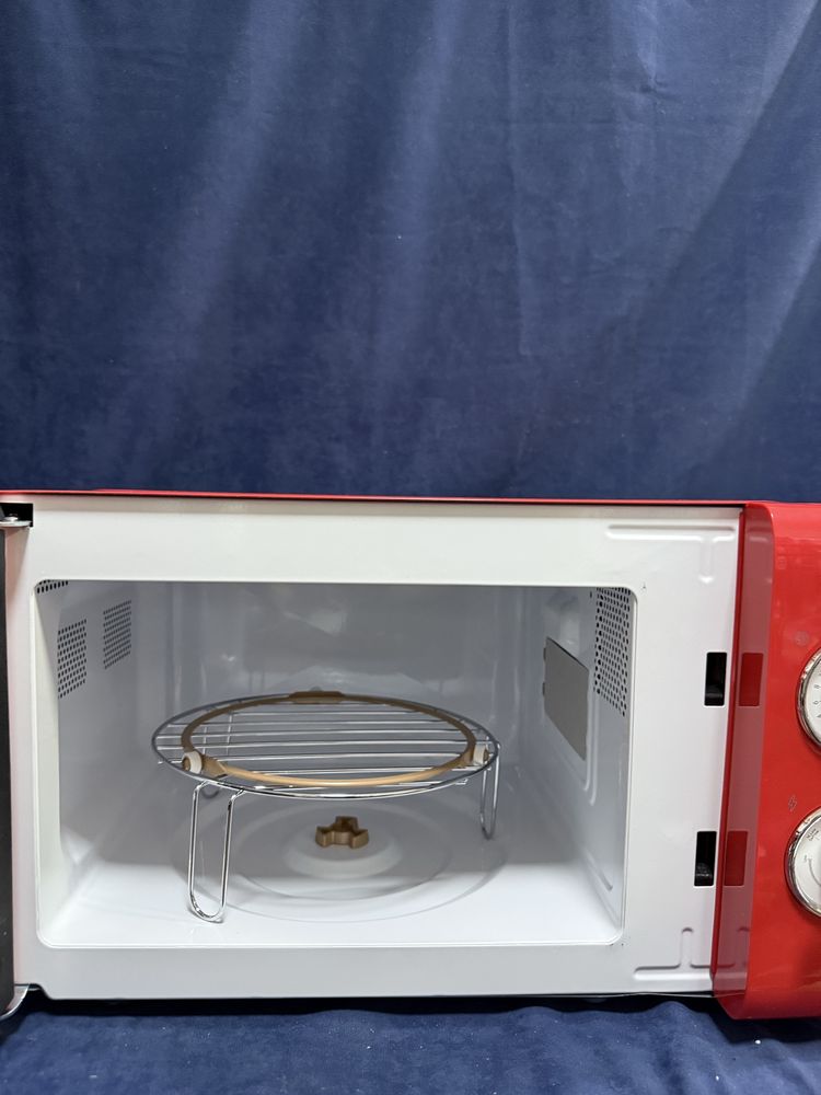 Червена ретро микровълнова Cecotec 700W