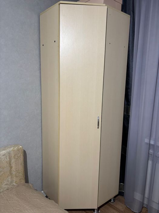 Шкаф угловой.