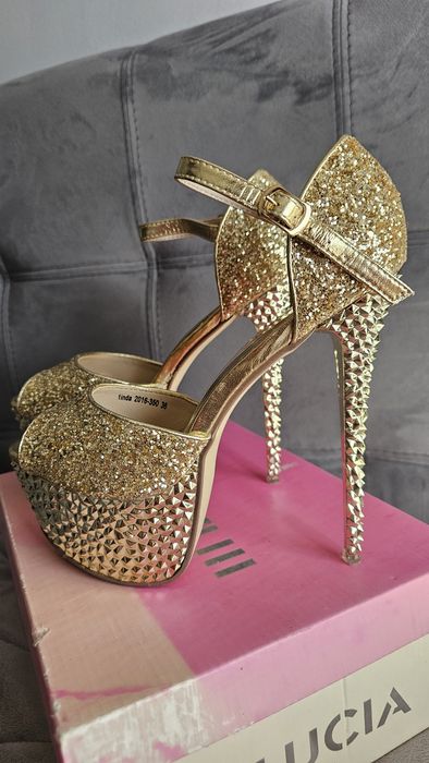 Обувки на висок ток - нови