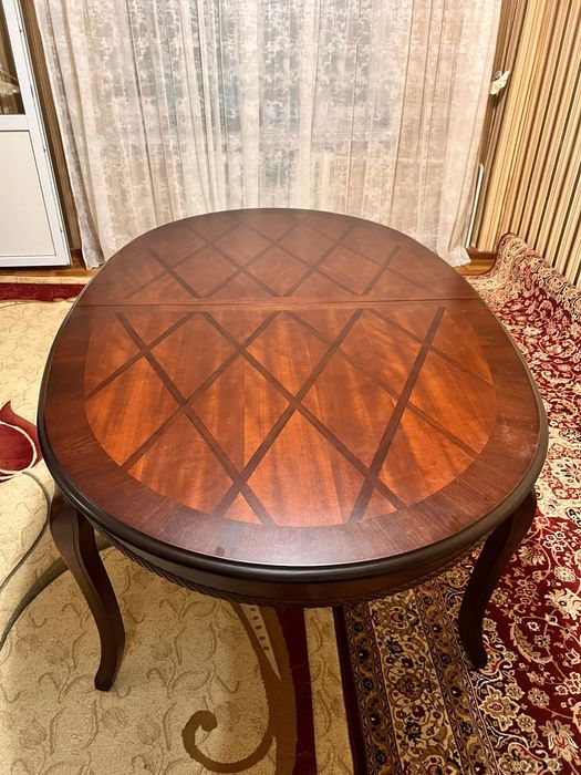 Стол обвальное, материал дерево. Купила за 280 тысяч тенге..