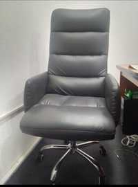 Продаю офисные кресла кожный в хорошем состоянии