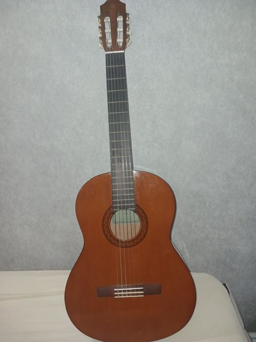 Классическая гитара Yamaha C40.