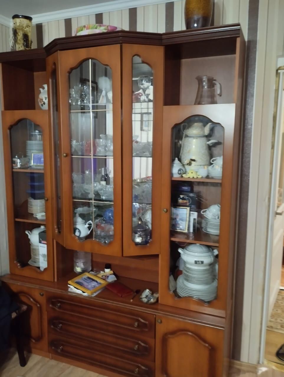 Продам сервант торг уместен