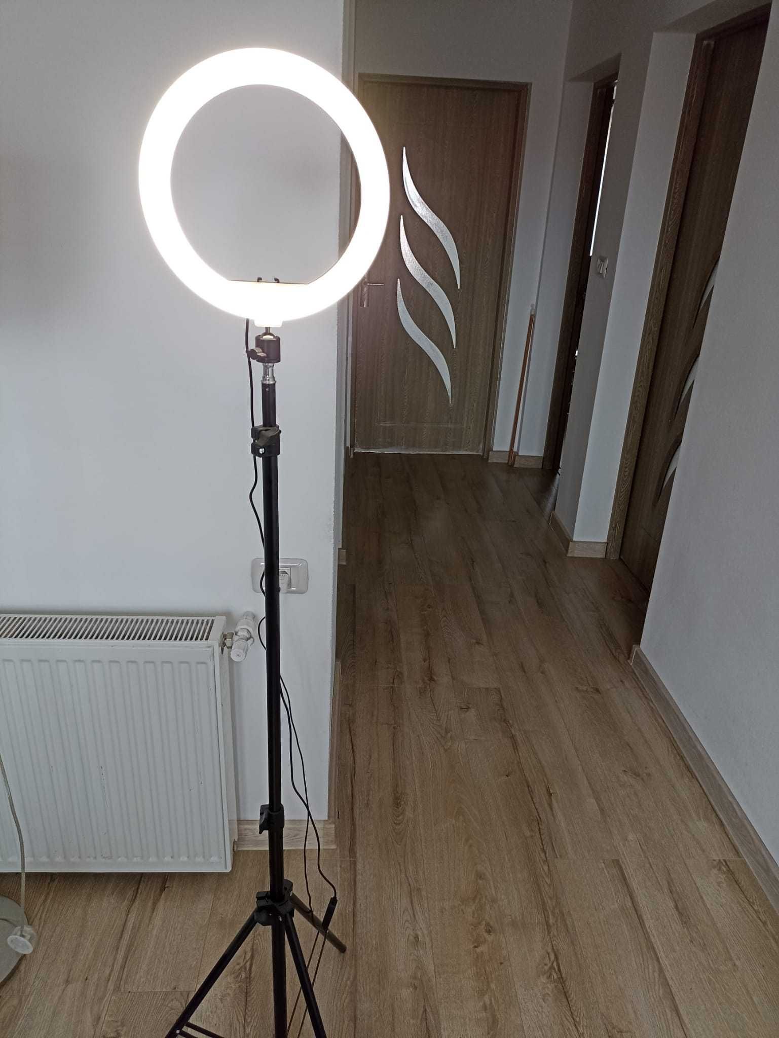 Vând lampa cu led și trepied reglabil