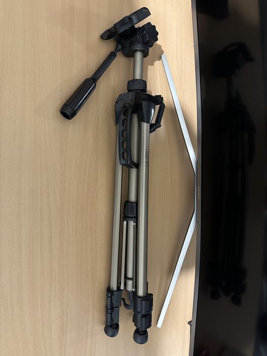 Nikon D3300 с обектив 18-55mm и статив/трипод