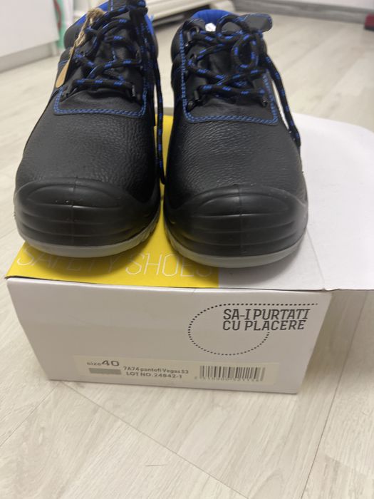 Pantofi cu bot metalic