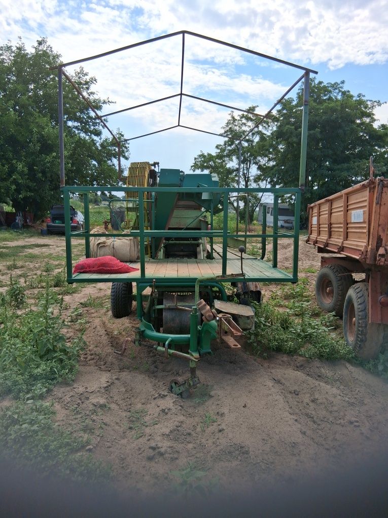 Combina de recoltat cartofi pe un rand în perfecta stare de funcționar