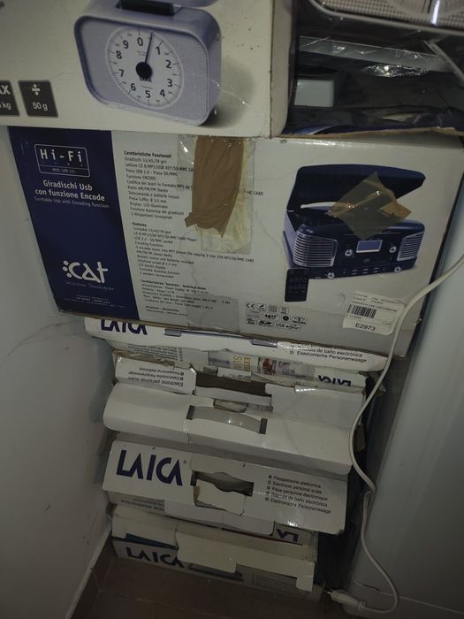 Lot electronice – cântare, radio și mașină de vidat
