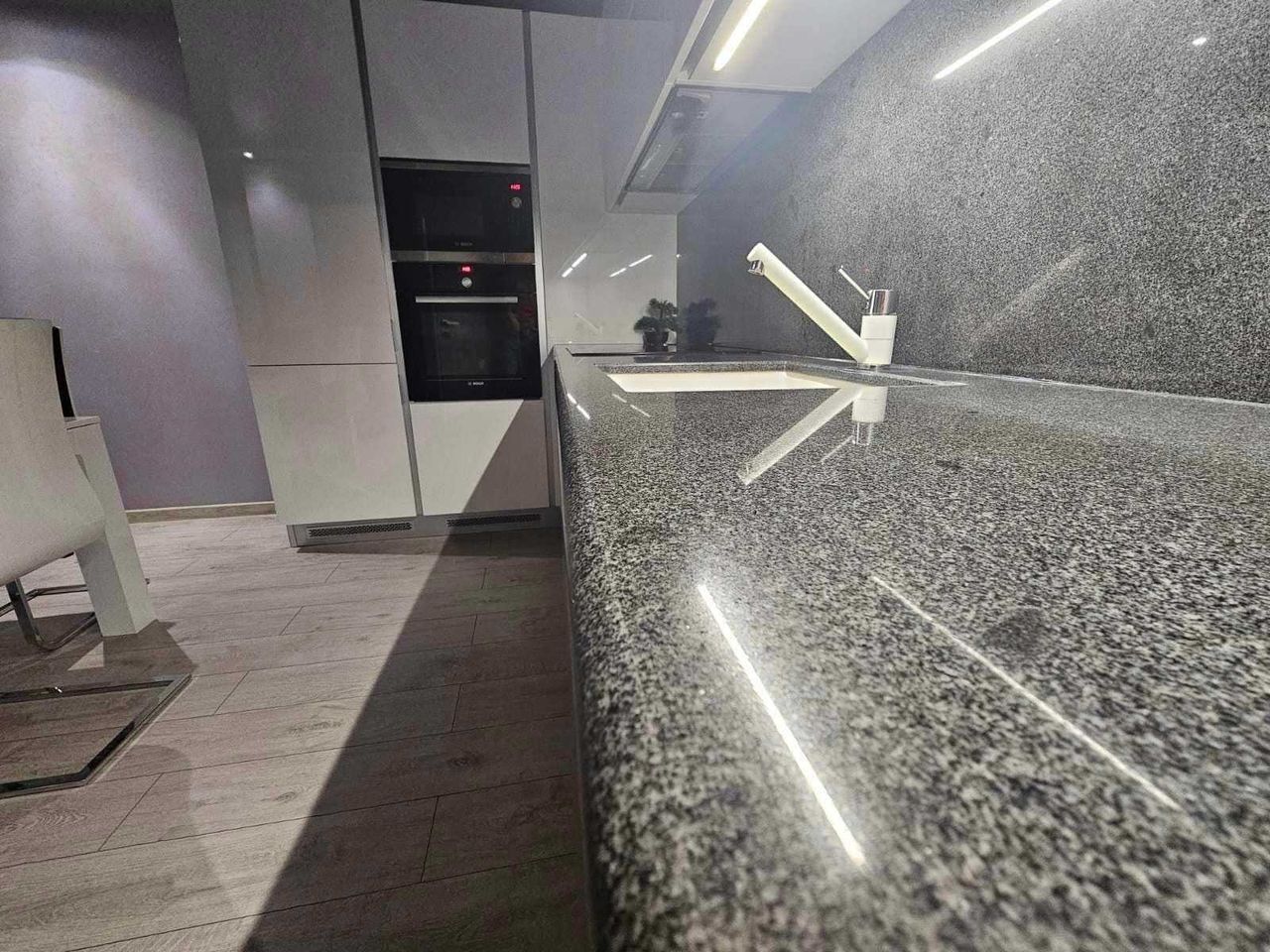 Продава се Тристаен апартамент в Пловдив, Мараша - 102 кв.м за 2393 €/кв.м - Снимка #1