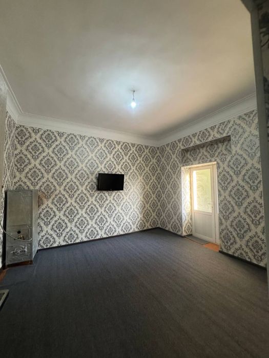 Прадается 1 ком квартира центир наваий памитник 2/х етажни дом 2 етаж