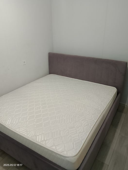 Двуспальная кровать и Жесткий высокий матрас 180×200 см