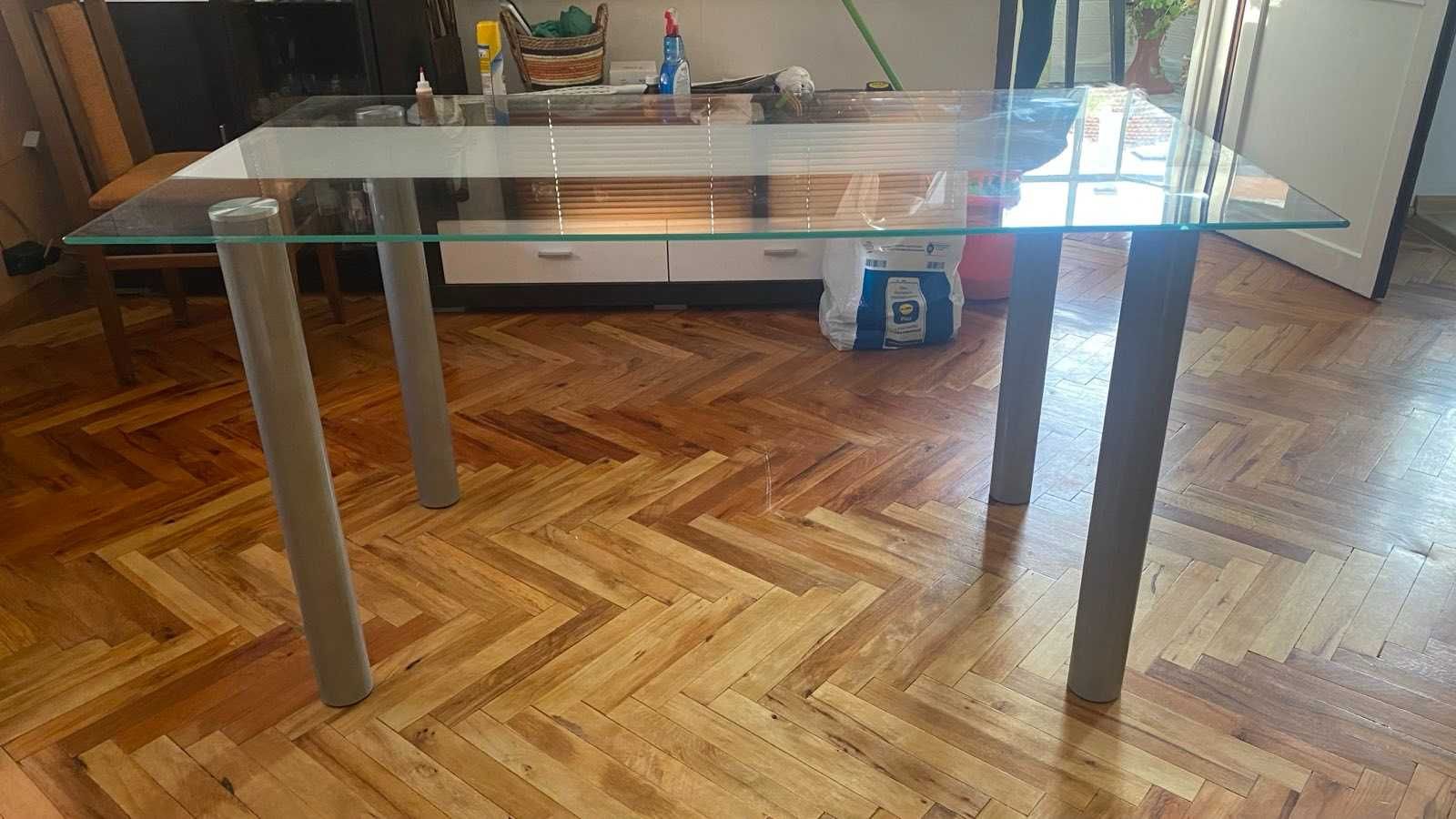 стъклена трапезна маса