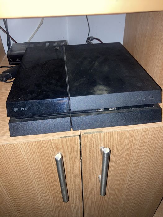 Vand ps4 2 manete plus 3 jocuri