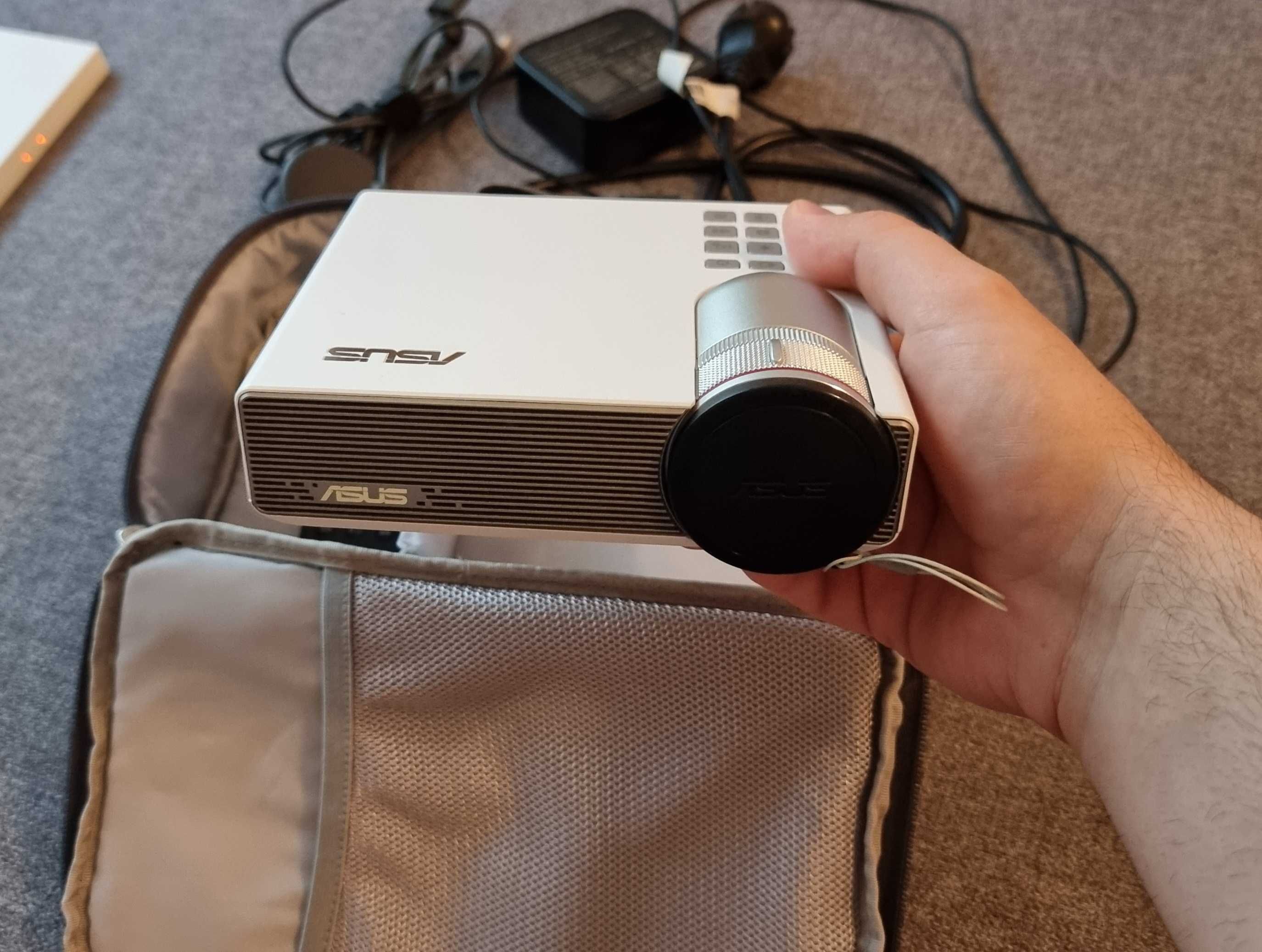 Cinema ultra-portabil proiector Asus P3B, WiFi