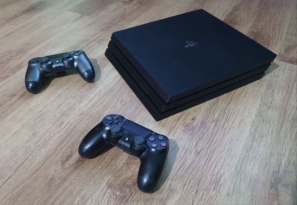 PlayStation 4 PRO cu 2 manete