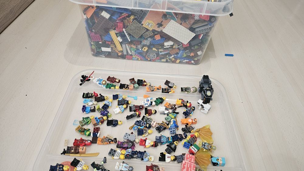 Продавам Lego фигурки и около 4кг лот/сет