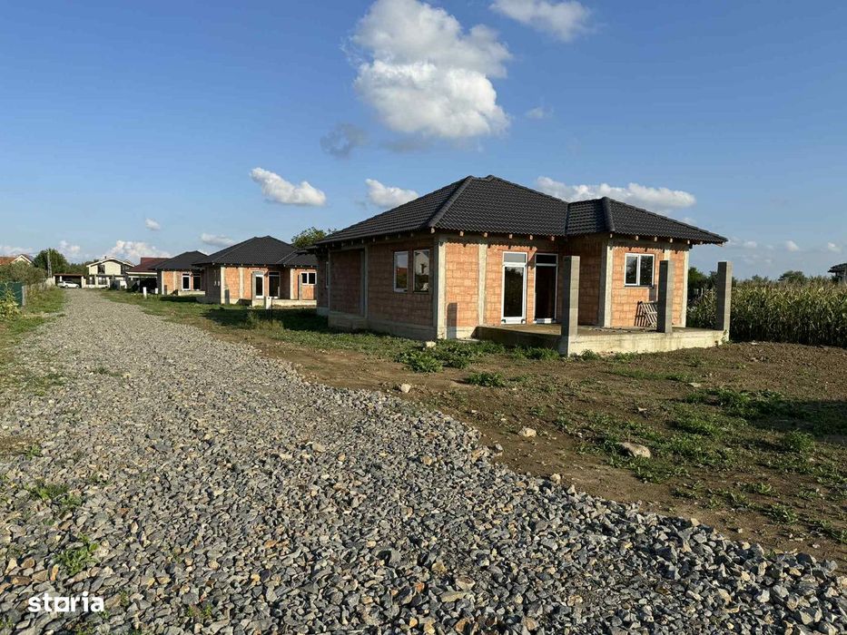 Case noi 3 camere + living , 550 mp teren , Paulesti