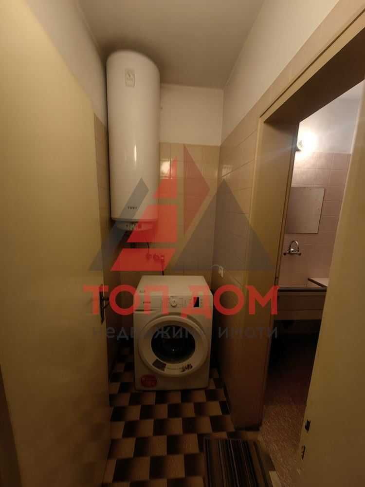 Тристаен! Спортна зала! Първи етаж! Подходящ за студенти! Код 74662