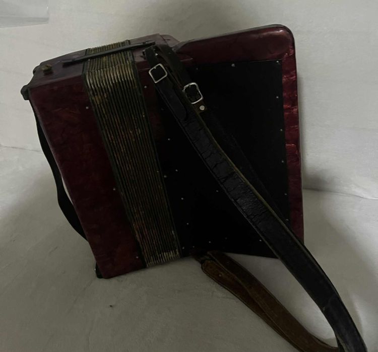 Vând Hohner 80 de basi