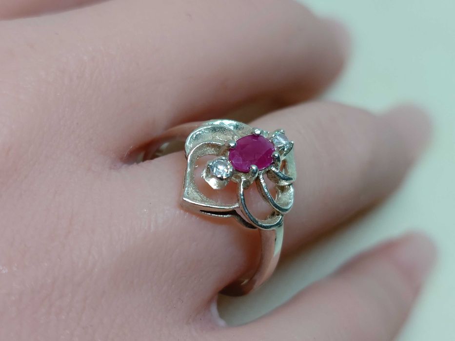 Inel din argint cu rubin natural și gosenite