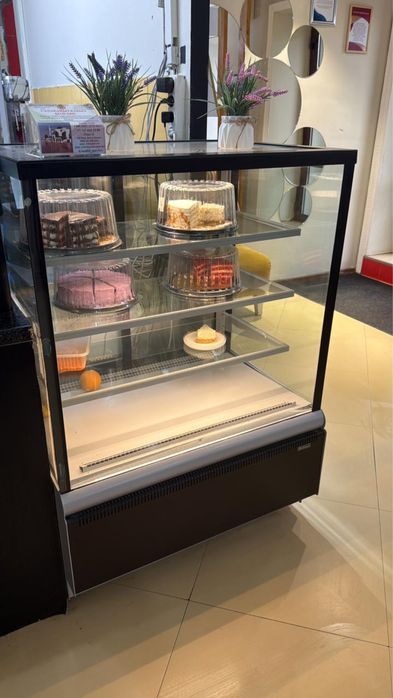 продаетс новый витринный холодильник и ледогенератор