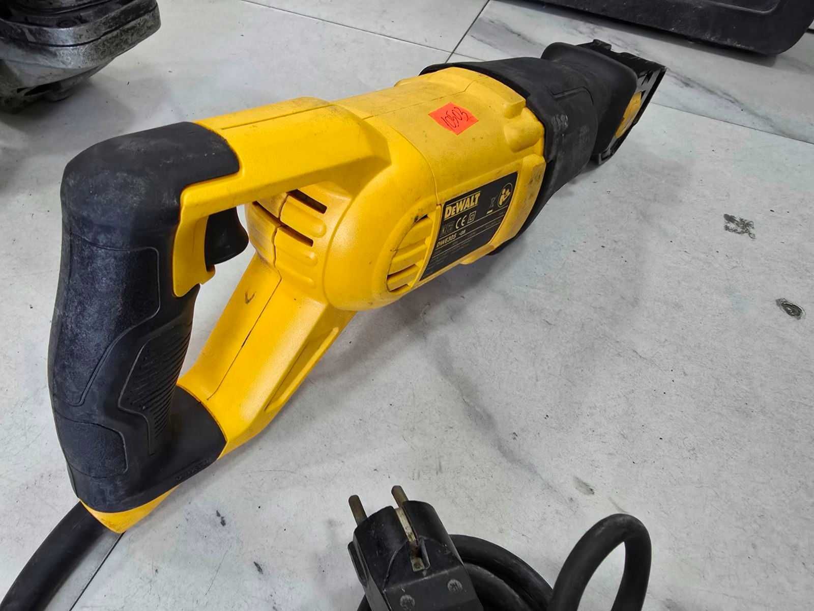 Електрически трион DeWALT DWE 305 PKQS