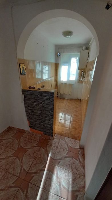 Vând apartament cu 2 camere,semidecomandat etaj 4 accept și schimb .