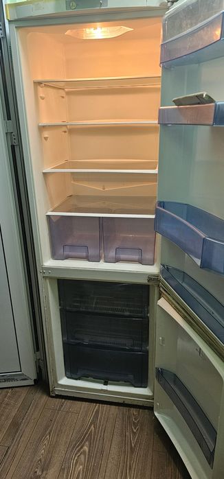 Продавам комбиниран хладилник Горения бял