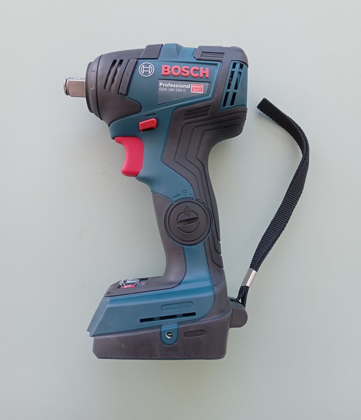 Гайковерт на BOSCH GDS 18V-200 C,Чисто нов