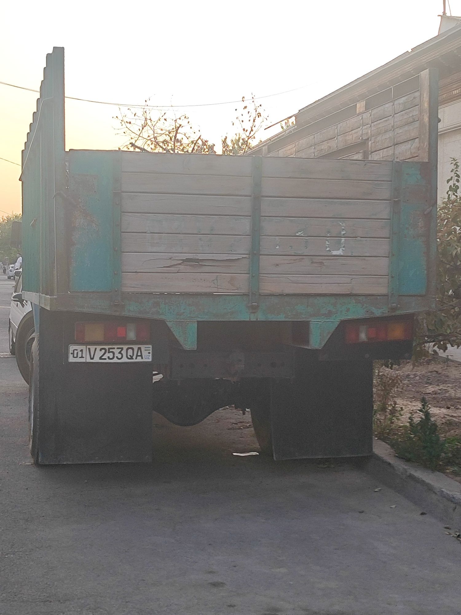 Srochna sotiladi Zil 130