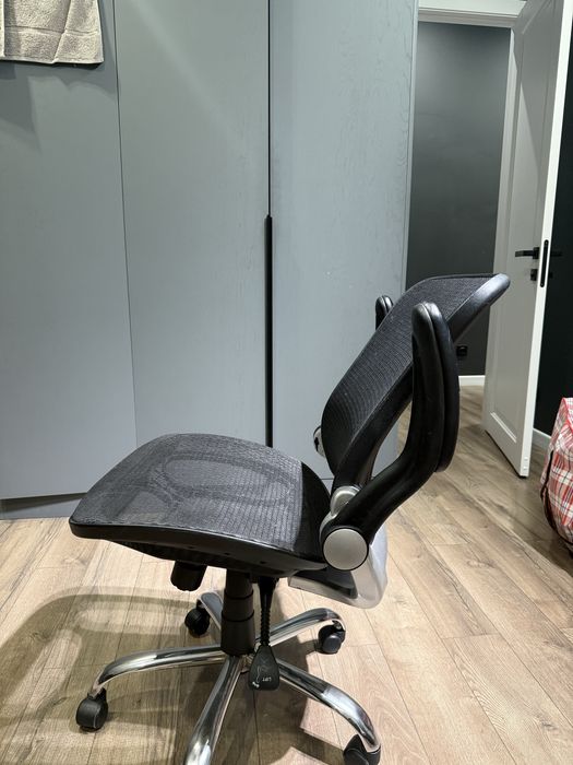 Кресло офисное, сетчатое.