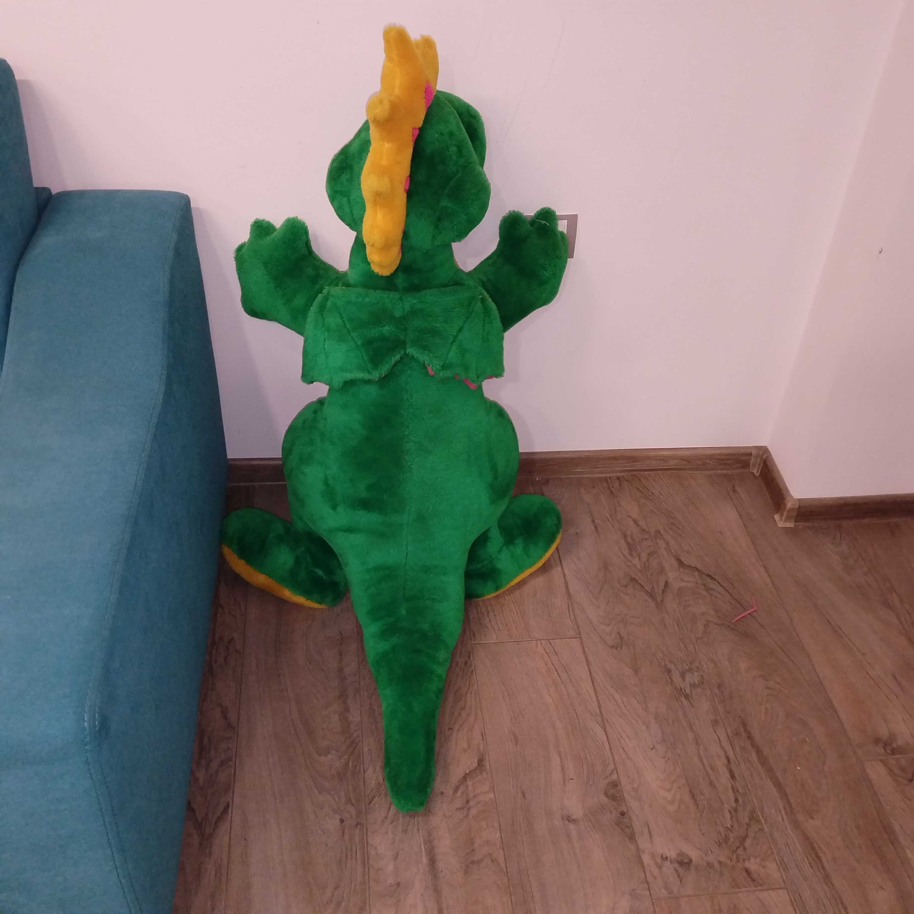 Голяма плюшена играчка динозавър
