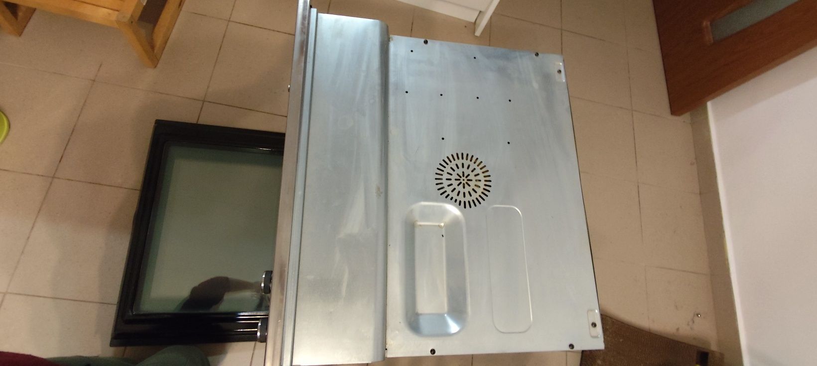Фурна Gorenje с прибиращи се бутони.