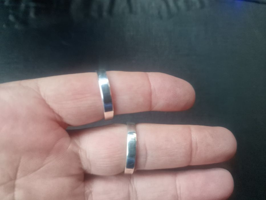 Vând 2 verighete noi argint