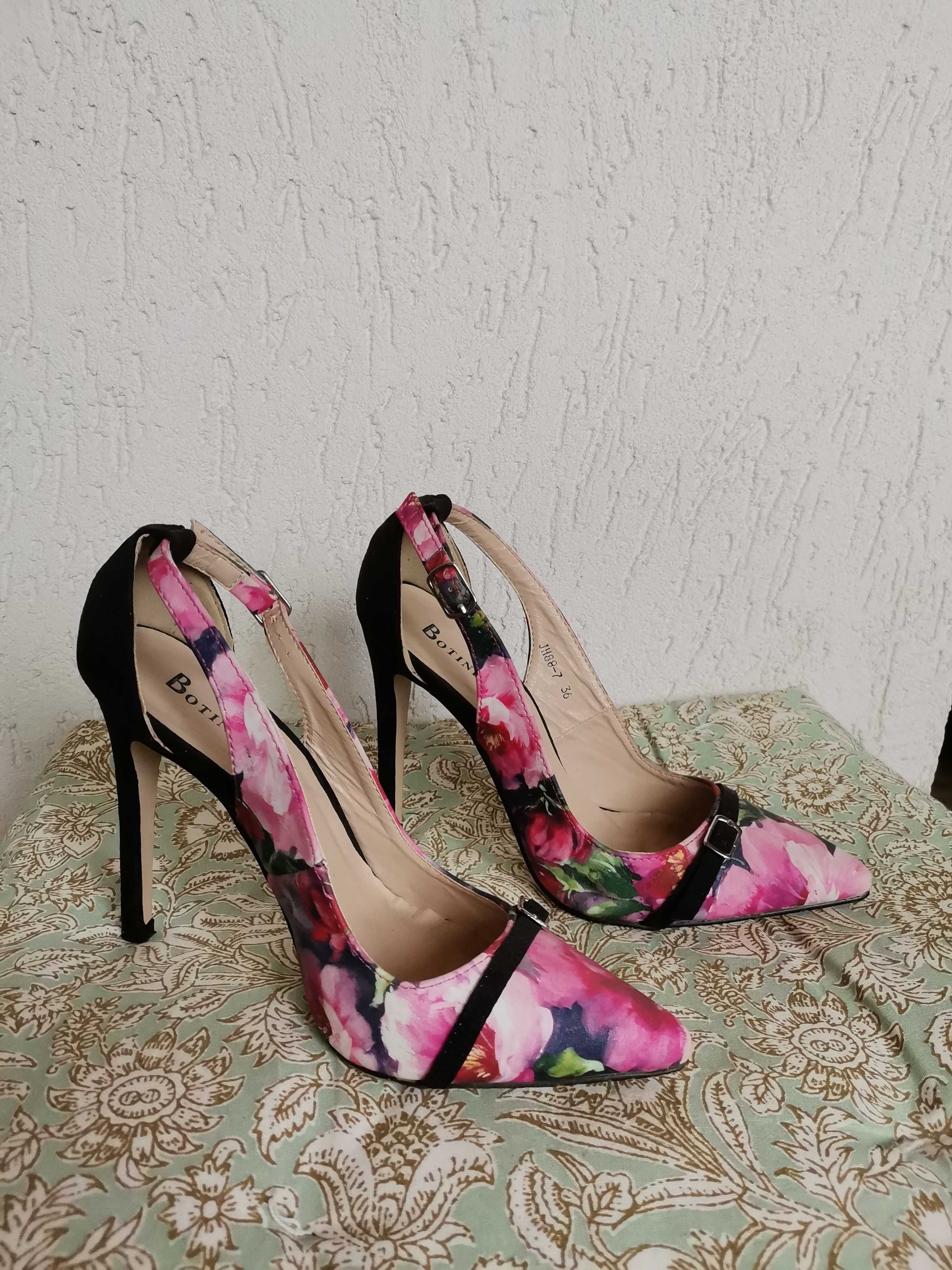Pantofi cu toc, din piele naturala, colorit floral