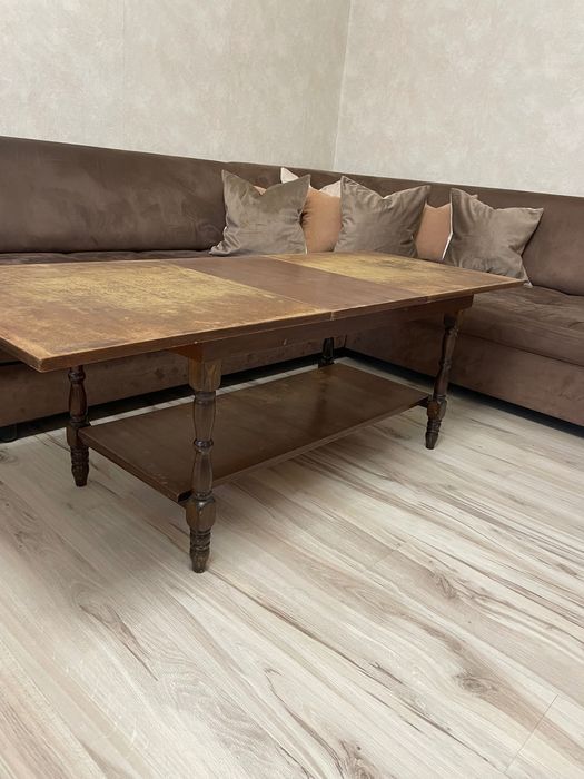 Холна маса, с дълъг стаж на употреба, но в много добро общо състояние