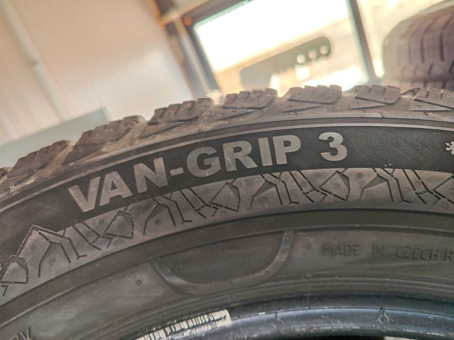 4бр.зимни гуми 215/60/17C Semperit