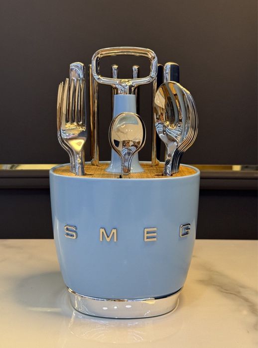 столовых приборов Smeg Style в держателе