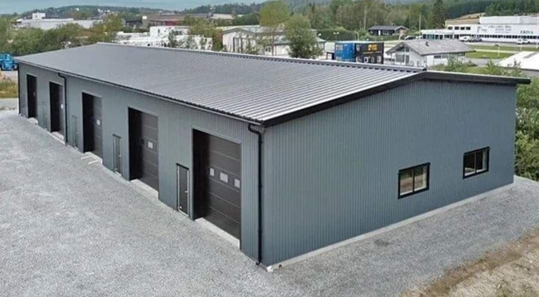 Vand hale metalice la preturii de producator